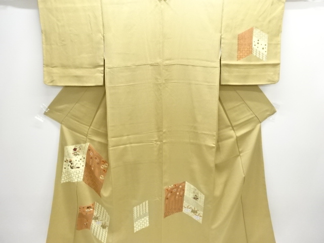 JAPANESE KIMONO / HOMONGI / EMBROIDERY / TREASURE / ONE CREST 